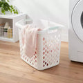 Panier à linge en plastique blanc de 2,1 boisseaux avec poignées intégrées, dessus ouvert, capacité de 19,55 gallons