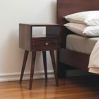 Table de chevet carrée à un tiroir en bois massif de noyer de 56 cm